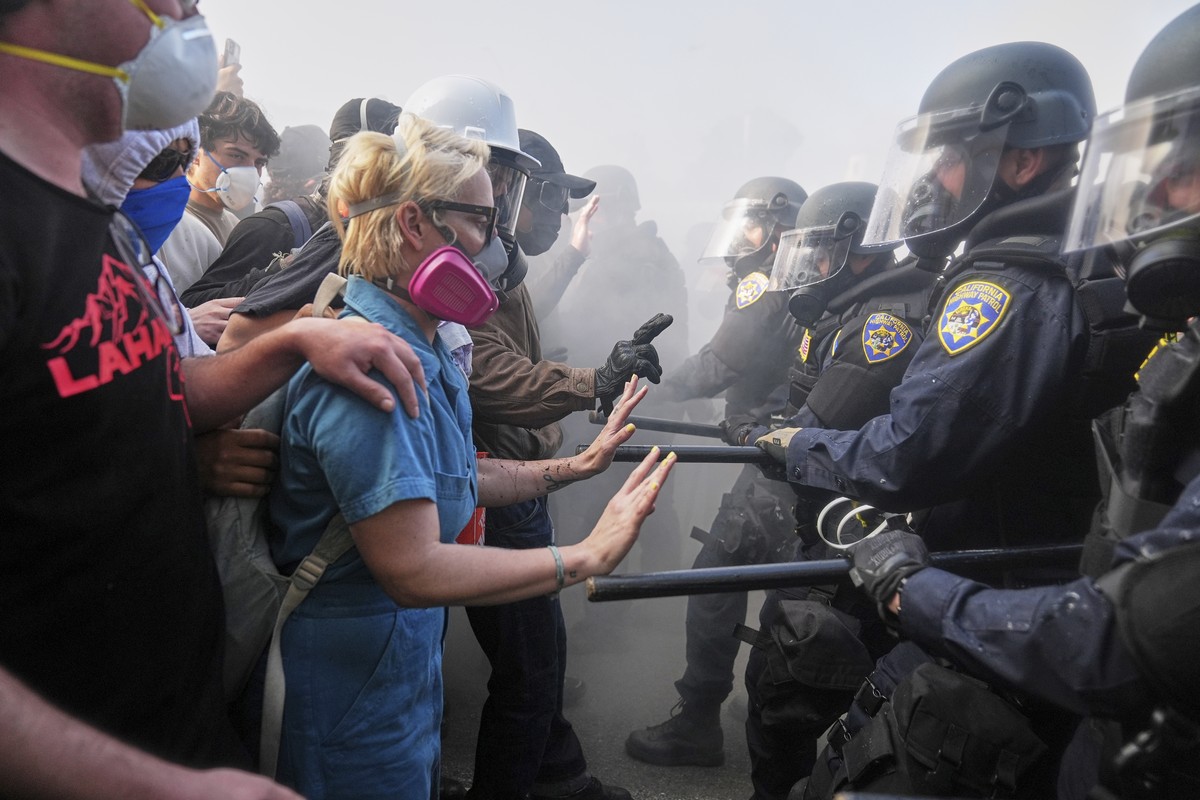 Protesters confront police on the 101 Freeway near the metropolitan detention center of downtown Los Angeles, Sunday, June 8, 2025, following last night's immigration raid protest. (AP Photo/Jae  ...