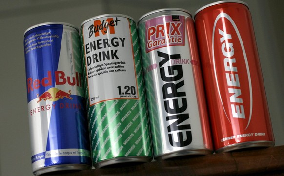 Energy Drinks von Red Bull, Migros Budget, Coop Prix Garantie und Denner stehen auf einem Tisch am Freitag, 28. April 2006 in Zuerich. (KEYSTONE/Alessandro Della Bella)