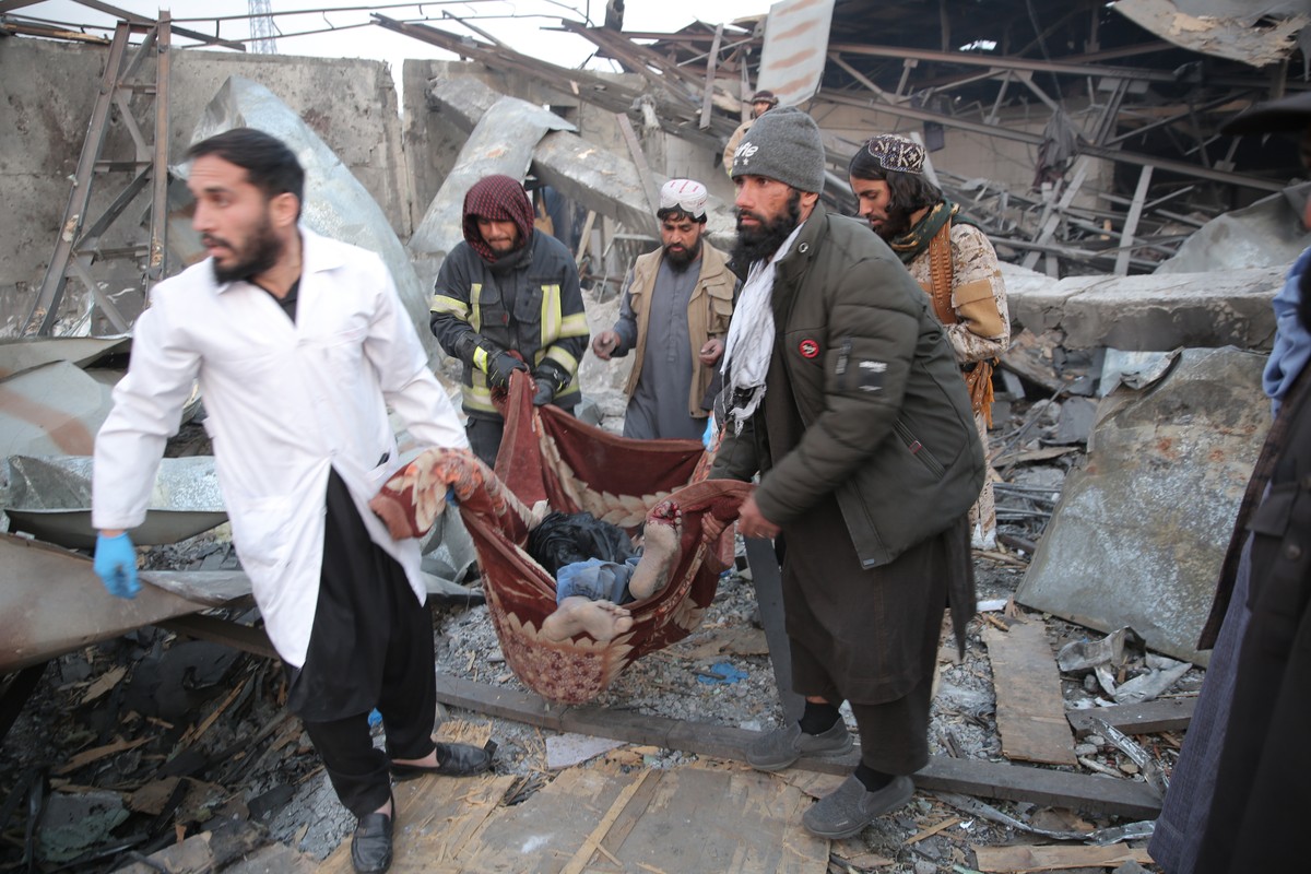 epa12826432 Victims of alleged Pakistani airstrikes are shifted from the scene, in Kabul, Afghanistan, 17 March 2026. Afghan authorities alleged that Pakistani strikes targeted a drug addiction treatm ...