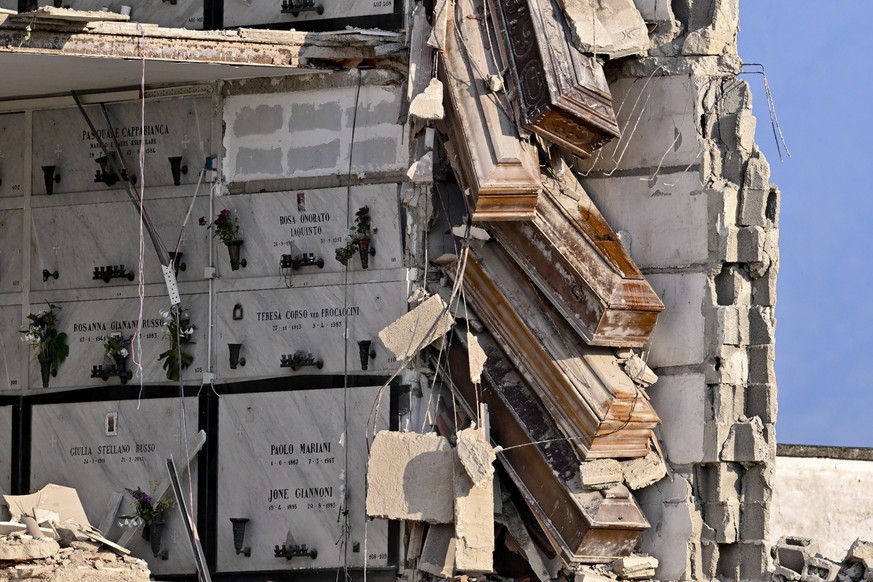 epaselect epa10251106 Coffins are visible following the collapsed coven on the hillside of Poggioreale cemetery in Naples, Italy, 17 October 2022 (issued 18 October 2022). A structural collapse at a N ...