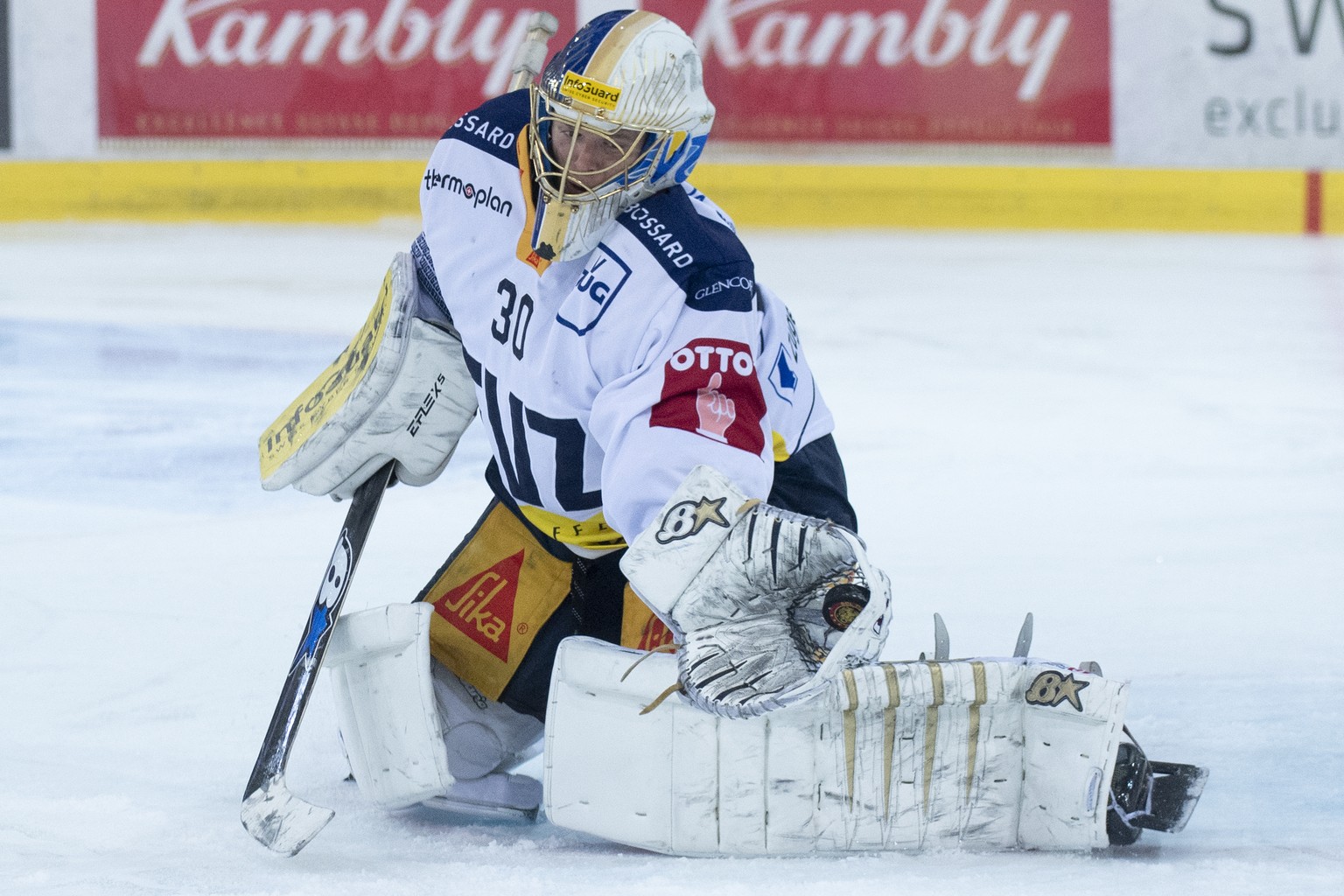 Zugs Goalie Leonardo Genoni waehrend dem Qualifikationsspiel der Eishockey National League zwischen den SCL Tigers und dem EV Zug, am Samstag, 4. Dezember 2021, im Ilfisstadion in Langnau. (KEYSTONE/M ...