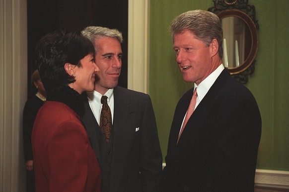 Ghislaine Maxwell, Jeffrey Epstein und Bill Clinton (1993).
https://de.wikipedia.org/wiki/Jeffrey_Epstein#/media/Datei:Maxwell_Epstein_Clinton_1993_2.jpg