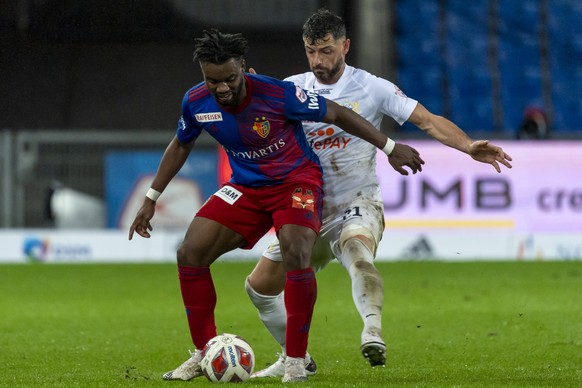 Basels Afimico Pululu, links, im Kampf um den Ball gegen Zuerichs Blerim Dzemaili, rechts, im Fussball Meisterschaftsspiel der Super League zwischen dem FC Basel 1893 und dem FC Zuerich im Stadion St. ...
