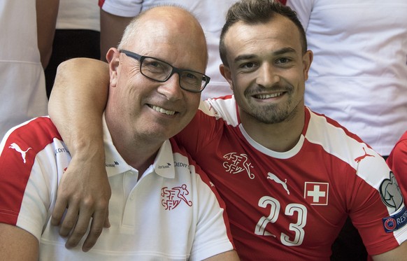 Der Schweizer Fussball Nationalspieler Xherdan Shaqiri, rechts, und Philipp Ebneter, Team Manager, lachen bei einem Fototermin, am Dienstag, 6. Juni 2016, in Allmendingen bei Thun. (KEYSTONE/Peter Sch ...