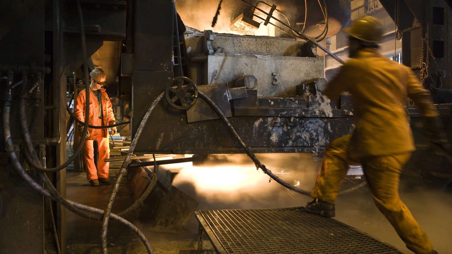 Employees of Stahl Gerlafingen Ltd. heat up scrap metal in a mealting furnace in the production facility hall in Gerlafingen in the canton of Solothurn, Switzerland, pictured on November 14, 2008. The ...