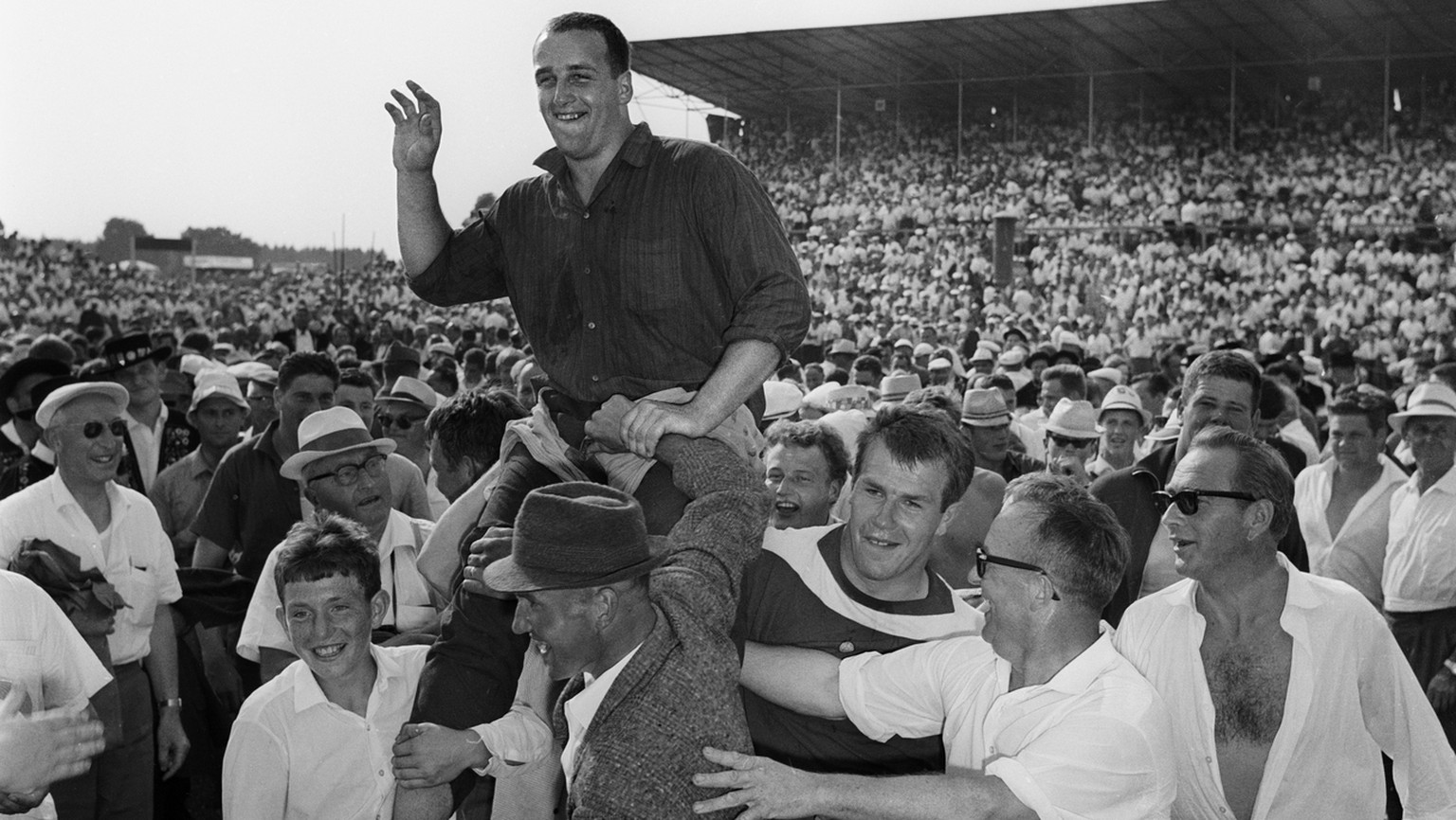 Der Schwingerkoenig Rudolf Hunsperger, Sieger beim 27. Eidgenoessischen Schwing- und Aelplerfest, wird im August 1966 in Frauenfeld von seinen Fans begeistert gefeiert. (KEYSTONE/Str)