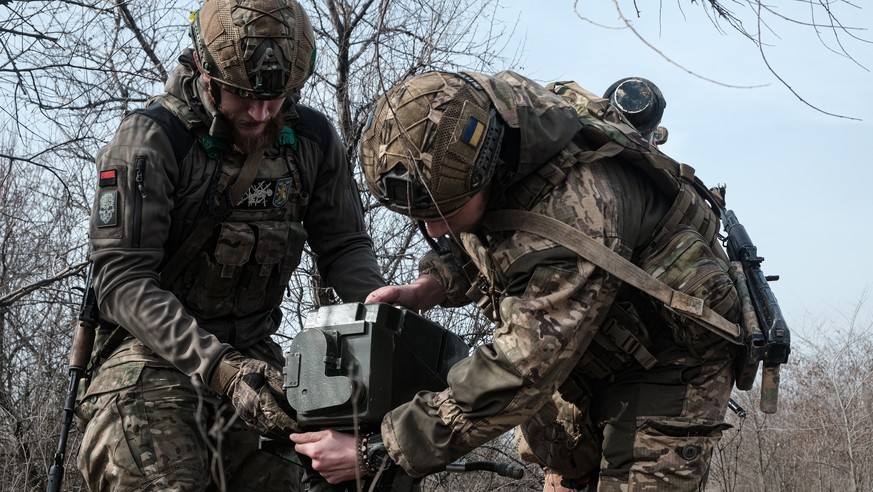 epa10528827 Members of Ukraine&#039;s Armed Forces 80th Separate Air Assault Brigade set up a position with an anti-tank guided missile (ATGM) system &#039;Stugna&#039;, at an undisclosed location nea ...