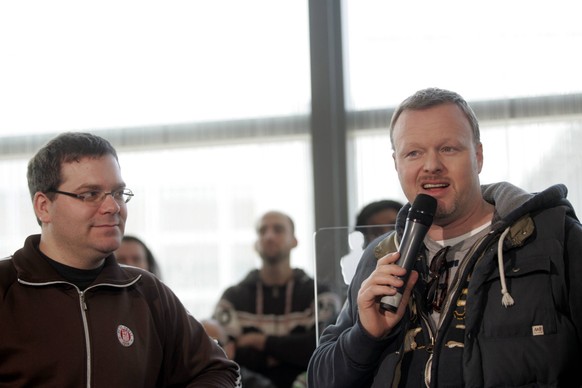 Fernsehmoderatoren Stefan Raab (re.) und Elton w�hrend eines Pressetermins zum - Bundesvision Song Contest 2008 - in Hannover
