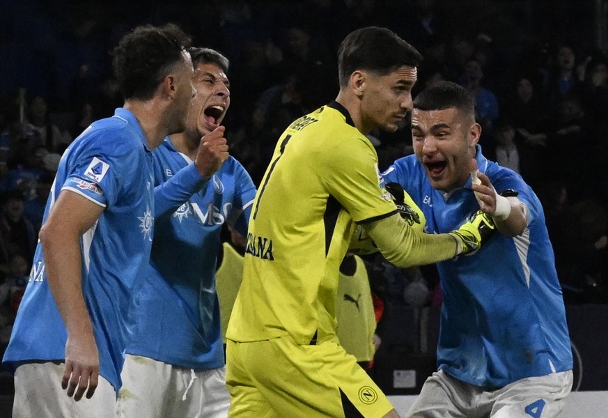epa12000130 Napoli&#039;s goalkeeper Alex Meret (C) reacts after saving a penalty kick during the Italian Serie A soccer match SSC Napoli vs AC Milan at Diego Armando Maradona stadium in Naples, Italy ...