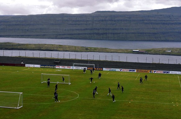 Die Mitglieder der Schweizer - Fussballnationalmannschaft beim Training in Toftir am Freitag, 3. Juni 2005. Auf diesem Platz spielen die Schweizer das WM - Qualifikationsspiel am Samstag gegen die Fae ...