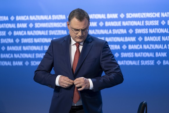ARCHIVBILD ZUM RUECKTRITT VON THOMAS JORDAN IM SEPTEMBER --- Swiss National Bank&#039;s (SNB) Chairman of the Governing Board Thomas Jordan ties his suit at the end of 115. Ordinary General Assembly o ...