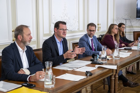 Les conseillers d&#039;Etat genevois, Thierry Apotheloz, Pierre Maudet, le president du Conseil d&#039;Etat genevois, Antonio Hodgers, Carole-Anne Kast, Anne Hiltpold, de gauche a droite, s&#039;expri ...