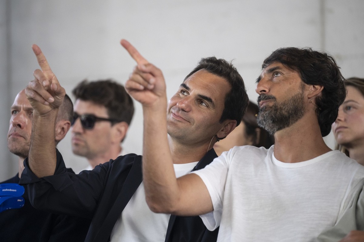 Roger Federer, links, spricht mit On-Gruender Caspar Coppetti waehrend der Praesentation der Kollektion von Swiss Olympic, Ochsner Sport und On anlaesslich der �Swiss Olympic Team Collection Paris 202 ...