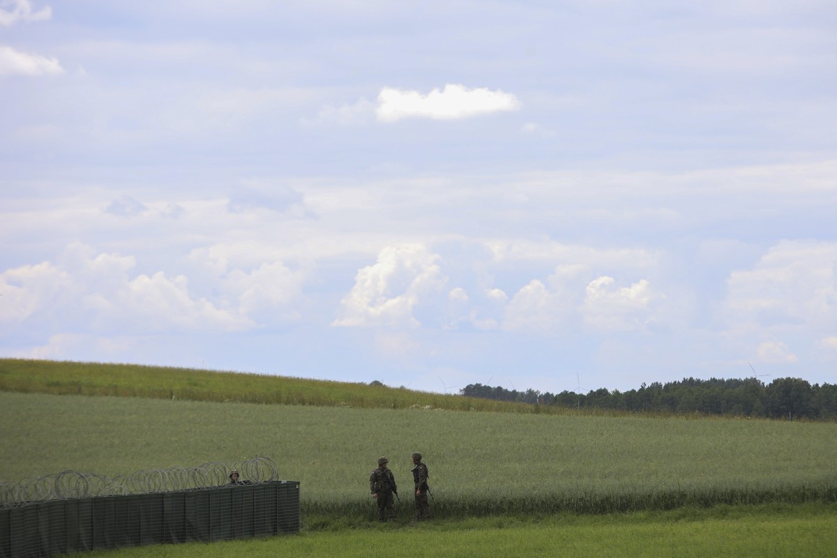 Polish soldiers patrol the area prior to a press conference of Polish President Andrzej Duda and Lithuania's President Gitanas Nauseda, near Szypliszki, Poland, Thursday, July 7, 2022. The presid ...