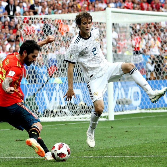 epa06855530 Isco of Spain (L) and Mario Fernandes of Russia (C) in action during the FIFA World Cup 2018 round of 16 soccer match between Spain and Russia in Moscow, Russia, 01 July 2018.

(RESTRICT ...