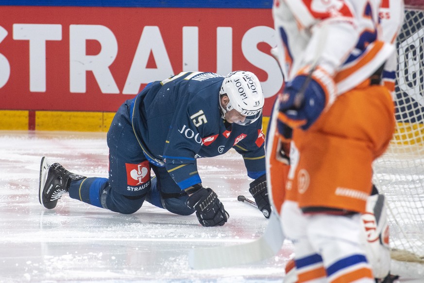 epa10411674 Gregory Hofmann from Zug reacts after being hurt during the semi final ice hockey game of the Champions Hockey League match between EV Zug of Switzerland and Tappara Tampere of Finland, in ...