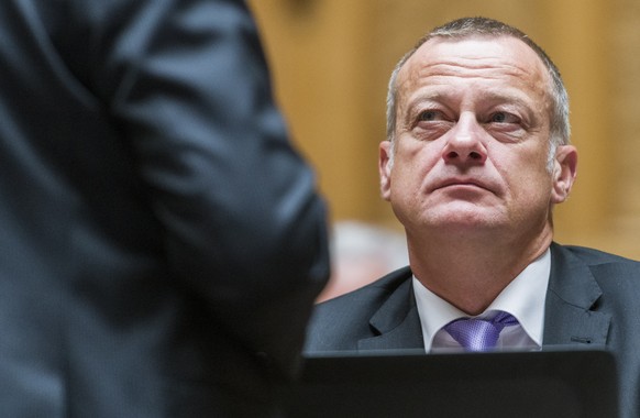 Martin Landolt, BDP-GL, diskutiert mit einem Fraktionskollegen an der Sondersession des Nationalrats, am Dienstag, 7. Mai 2019 im Nationalrat in Bern. (KEYSTONE/Alessandro della Valle)