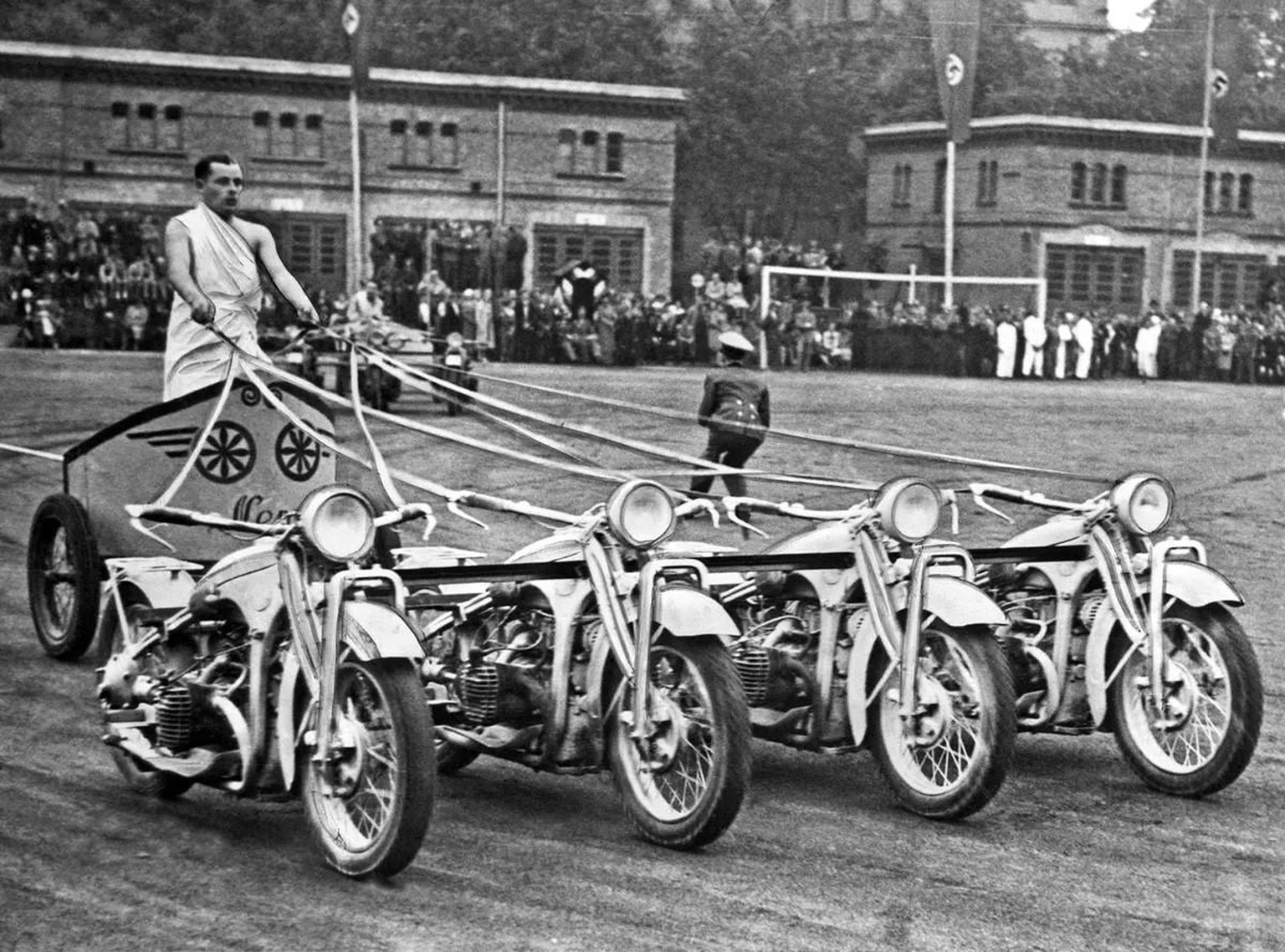 Ein deutscher Motorrad-Streitwagen, der es gleich mit vier Motorrädern aufnehmen will, 1938.