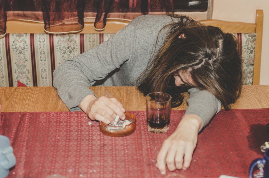 betrunkene Frau, Alkohol, Zigarette (Symbolbild)