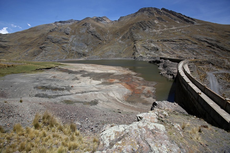 A view of the Hampaturi dyke in La Paz, Bolivia, 16 November 2016. The droughts have caused water rationing for near 340,000 Bolivians, a problem that has made President Evo Morales dismiss two author ...