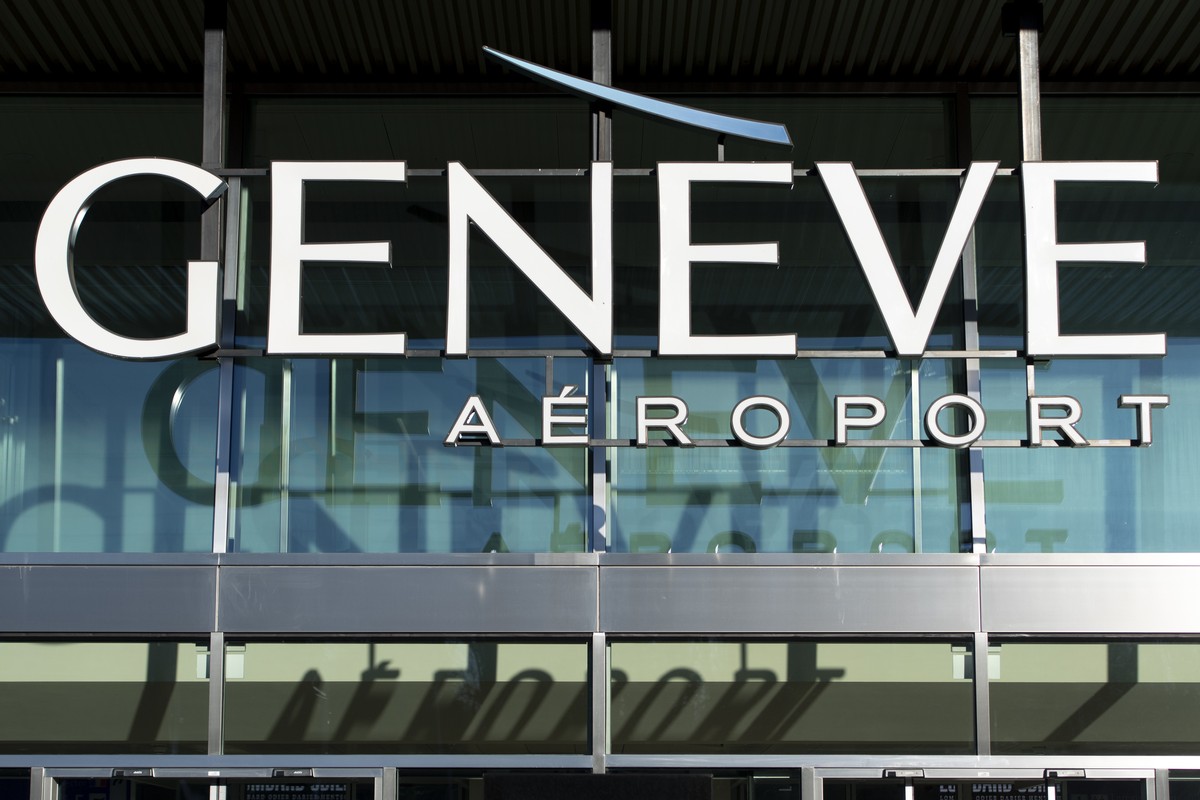 ARCHIVBILD ZUR MELDUNG, DASS DIE SWISS DEN FLUGBETRIEB IN GENF BIS ENDE FEBRUAR AUF EIN MINIMUM REDUZIERT, AM MONTAG, 1. FEBRUAR 2021 - Le logo de Geneve Aeroport photographie ce lundi 24 fevrier 2020 ...