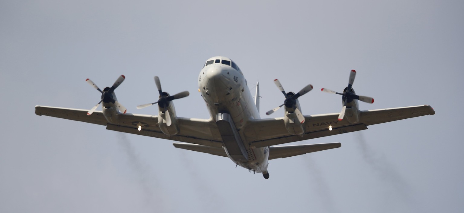 Ein Flugzeug der amerikanischen Navy hebt von der türkischen Militärbasis Incirlik ab. Die USA dürfen die Basis für Operationen gegen den IS nutzen.