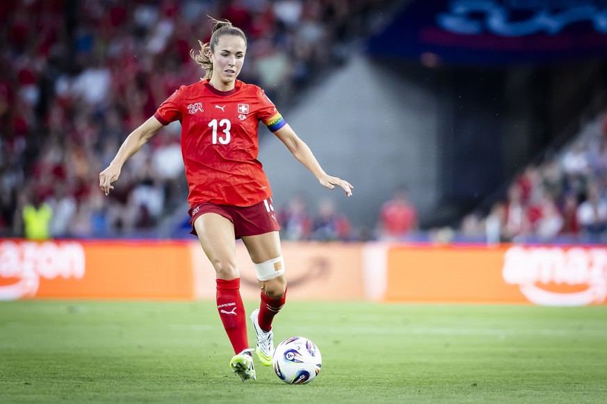 Switzerland&#039;s midfield Lia Waelti plays the ball during the UEFA Women&#039;s EURO 2025 Group A soccer match between Switzerland and Norway at the St. Jakob-Park stadium in Basel, Switzerland, on ...