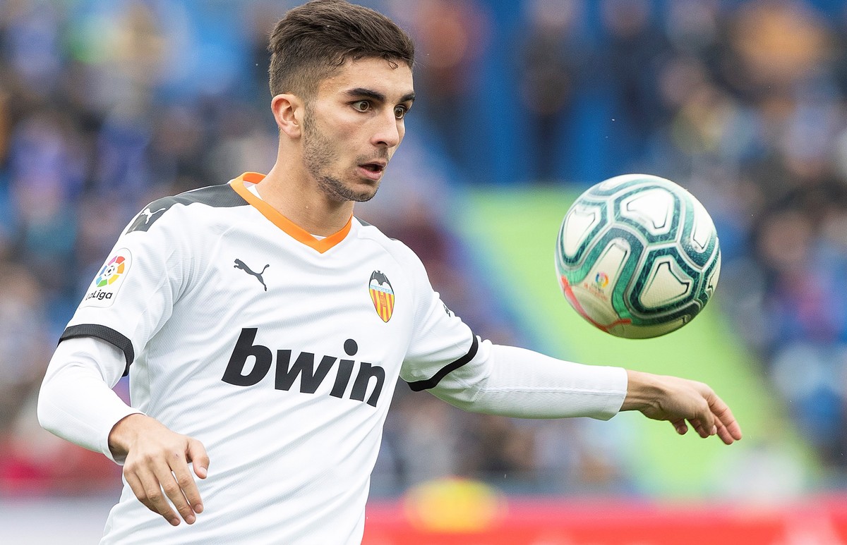 epa08203023 Valencia CF's Ferran Torres warms up prior to a Spanish LaLiga soccer match between Getafe CF and Valencia CF at Coliseum Alfonso Perez stadium in Getafe, Madrid, Spain, 08 February 2 ...