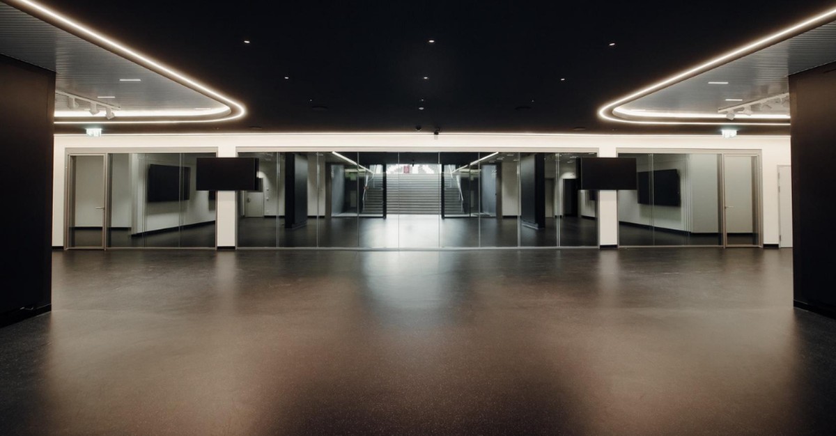 C’est derrière ces vitres que seize personnes peuvent observer le cheminement des joueurs des vestiaires au terrain.