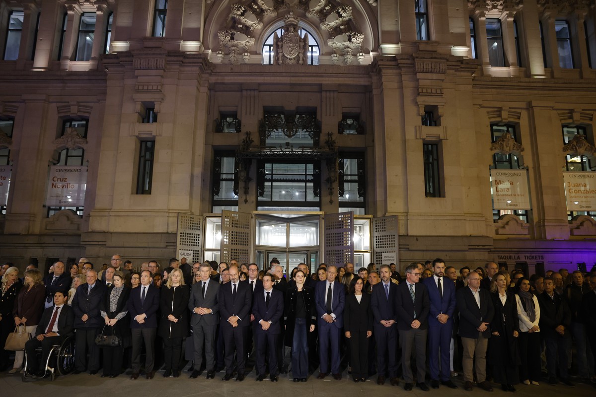 epa13337498 Mayor of Madrid Jose Luis Martinez-Almeida with other members of the municipal government team and representatives of political groups, attends a minute of silence in memory of the victims ...