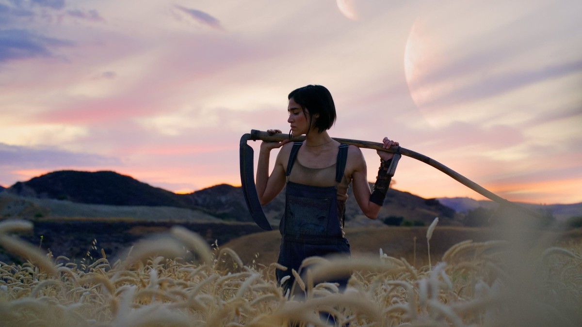 Sofia Boutella incarne Kora, une paysanne qui va devoir trouver des guerriers pour protéger son village.