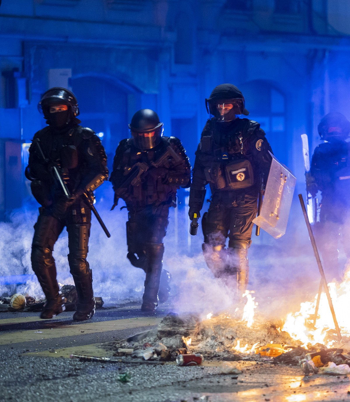 Des policiers interviennent au milieu de l'avenue de Morges (quartier de prelaz) lors de la deuxieme nuit d'emeutes suite a l'accident mortel survenu a un jeune homme mineur en scooter  ...