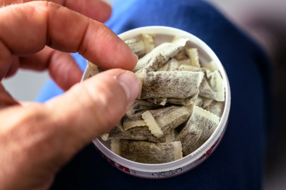 Solche Snus-Beutel erfreuen sich gerade bei Jugendlichen grosser Beliebtheit.
