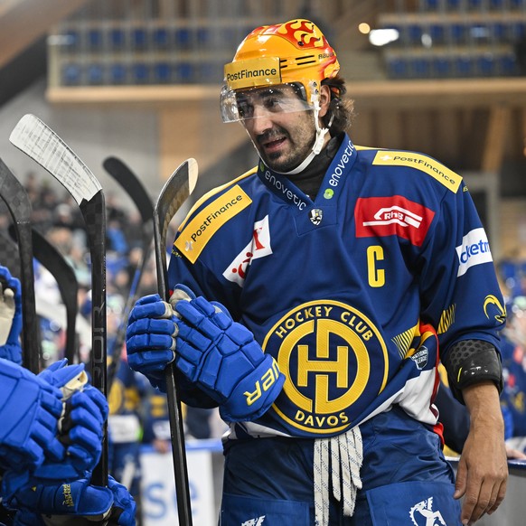 Marc Wieser (HCD), links, und Andres Ambuehl, beim Eishockey Spiel der National League zwischen dem HC Davos und dem EHC Kloten, am Dienstag, 17. September 2024, im Eisstadion in Davos. (KEYSTONE/Gian ...