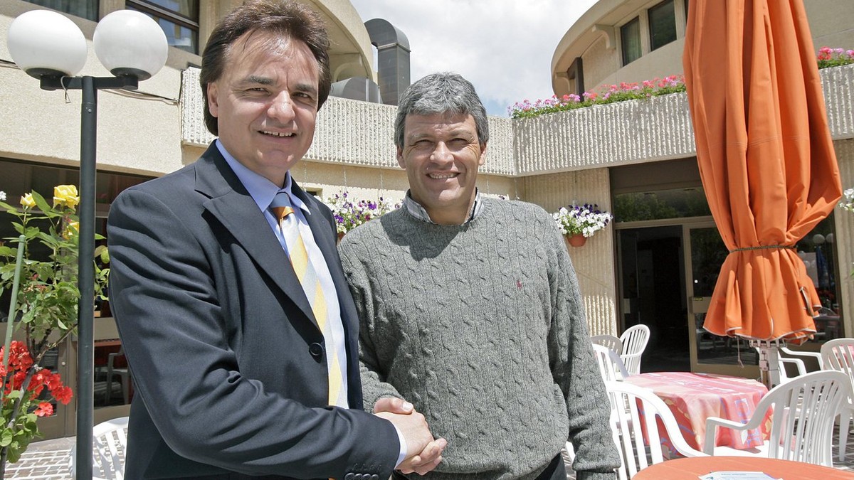 Christian Constantin, president du FC Sion, gauche, et le nouveau entraineur du FC Sion, Nestor Clausen, droite, posent ce vendredi 2 juin 2006 a Martigny. Nestor Clausen est arrive cette nuit a l ...