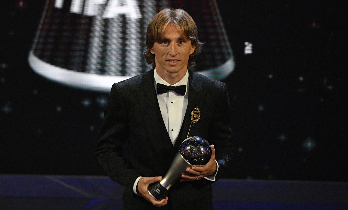 epa07044215 Real Madrid player Luka Modric poses after receiving the Best FIFA Men's Player award during the Best FIFA Football Awards 2018 in London, Great Britain, 24 September 2018. EPA/NEIL H ...
