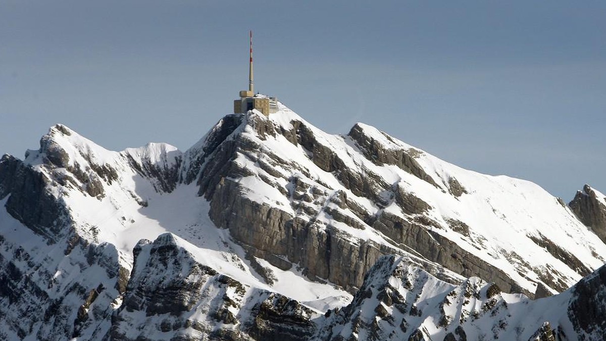 Der Saentis mit dem Sendeturm der Swisscom, aus einem Helikopter gesehen, am Samstag, 26. Januar 2008. (KEYSTONE/Alessandro Della Bella)