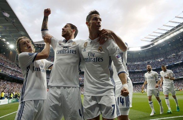 epa05941075 Real Madrid&#039;s Portuguese striker Cristiano Ronaldo (C) celebrates his 1-0 goal with teammates sagainst Atletico de Madrid during the UEFA Champions League semifinal match between Real ...