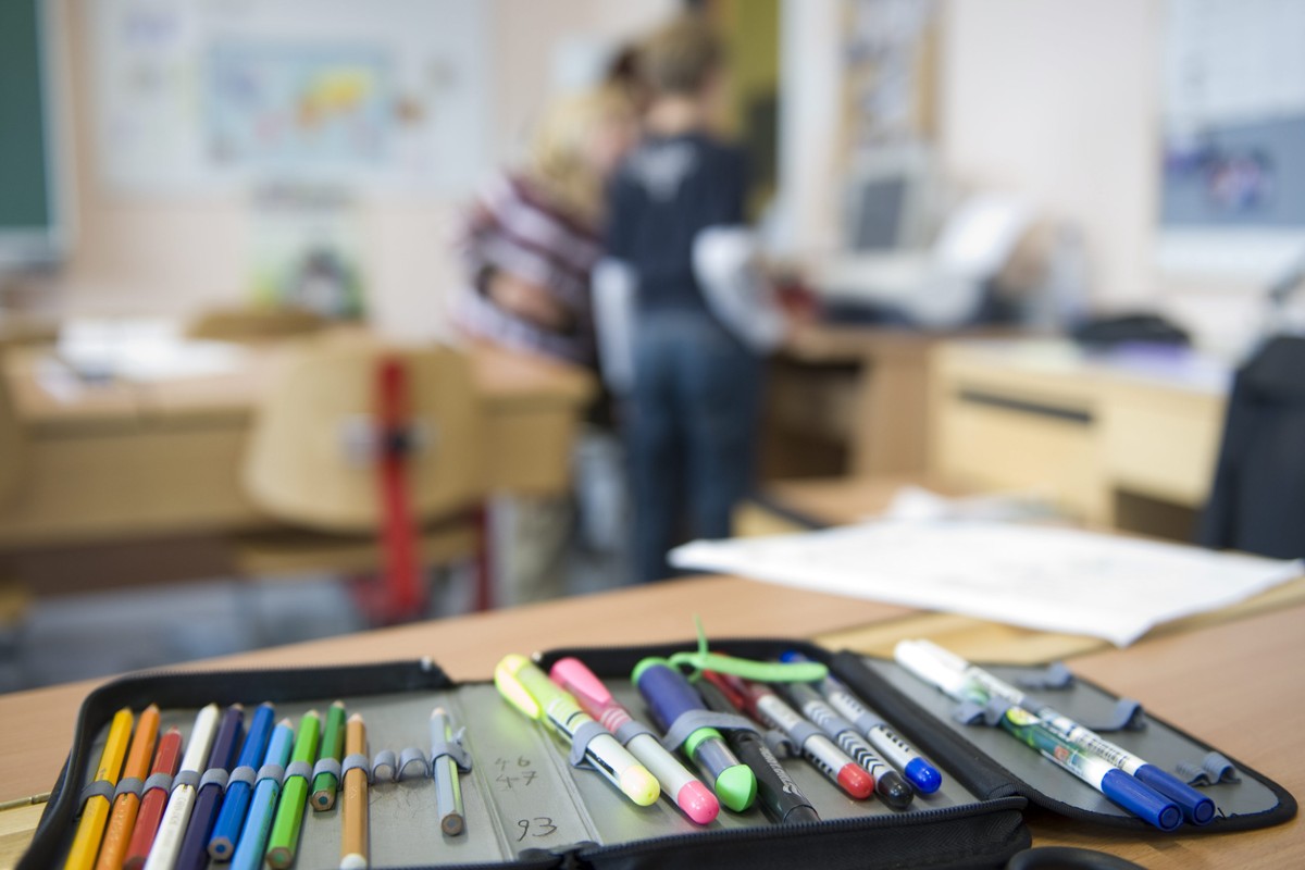 SDA SOMMERSERIE:
Schulhaus in Movelier am Dienstag, 17. Juni 2008. In den gemischten Klassen gehen deutschsprachige Kinder aus dem Dorf Ederswiler ueber die Sprachgrenze hinweg zur Schule. (KEYSTONE/G ...