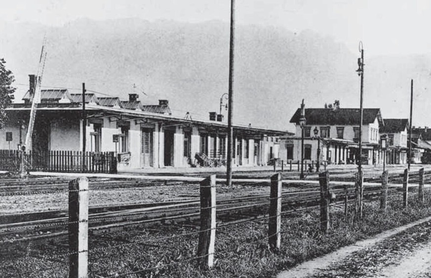 In Buchs überqueren die Habsburger-Geschwister die Grenze. Sie hoffen, in der Schweiz ein ruhiges und angenehmes Leben führen zu können.
https://de.wikipedia.org/wiki/Datei:Bahnhof_Buchs_SG_1905.jpg