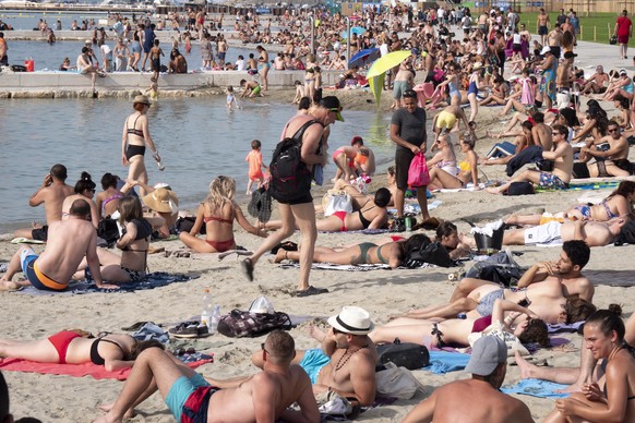 Peoples enjoy the sunny and warm weather on the beach plage des Eaux-Vives on the shore of the Lake of Geneva, in Geneva, Switzerland, Tuesday, June 25, 2019.The forecasts predict hot weather in Switz ...