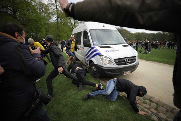 epa09171814 Police clash with people gathering to protest againt the government-imposed anti-Covid measures during an unauthorized event dubbed &#039;La Boum 2&#039; in Brussels, Belgium, 01 May 2021. ...