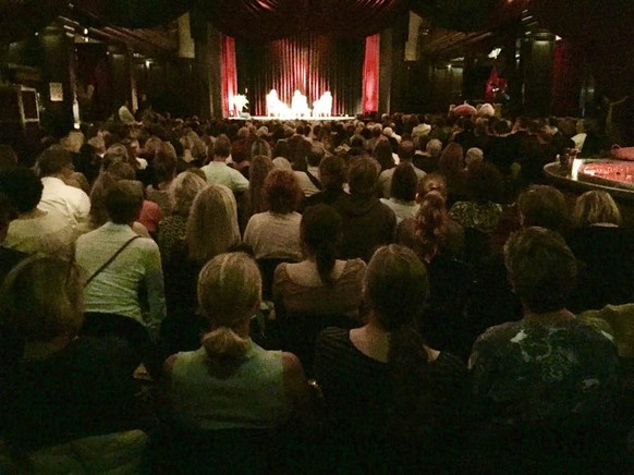 Der Saal ist an diesem Abend gestopft voll. Moderiert wurde die Podiumsdiskussion von&nbsp;Matthias Daum –&nbsp;Leiter des Schweizer Büros der «Zeit».&nbsp;