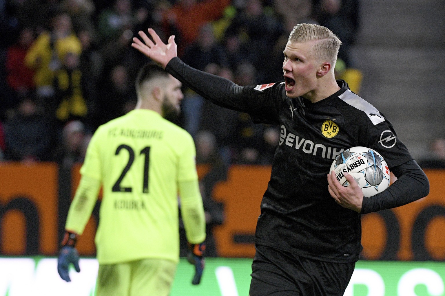 Dortmund&#039;s Erling Haaland, left, celebrates after scoring a goal in a German Bundesliga soccer match between FC Augsburg and Borussia Dortmund in Augsburg, Germany, Saturday, Jan.18, 2020. ( Stef ...