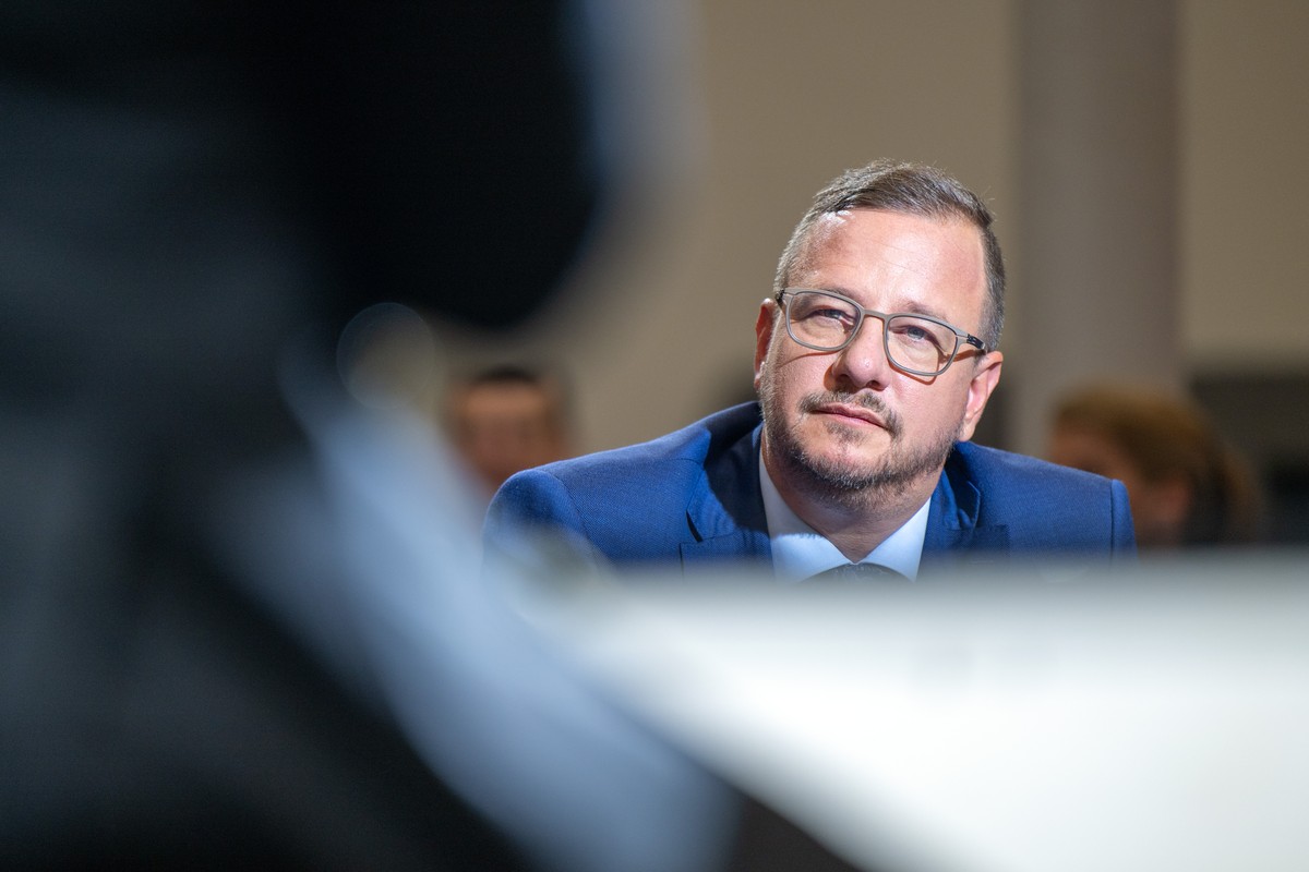 Philipp Matthias Bregy (centre), lors des elections federales du Conseil national et du Conseil des Etats le dimanche 22 octobre 2023 a Sion. Les citoyens suisses se rendent aux urnes pour renouveler  ...