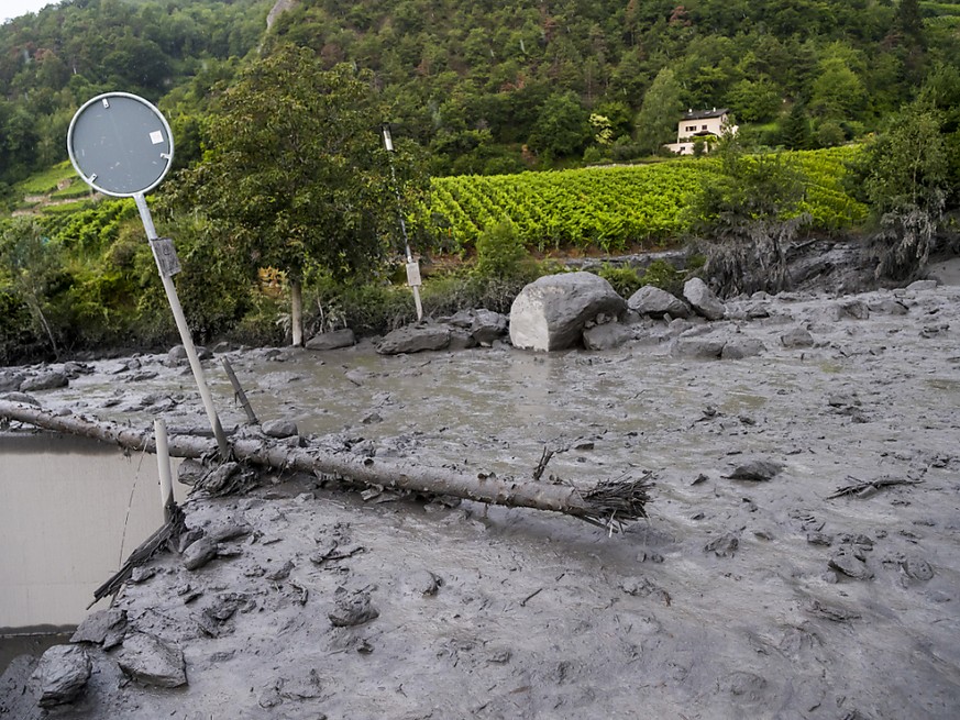 Die Suchtrupps haben Trümmerteile des Autos gefunden, das beim Unwetter in Chamoson VS von den Fluten mitgerissen wurde. (Archivbild)