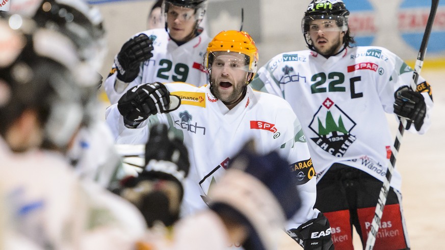 Le joueur soleurois Marco Truttmann, centre, fete le premier but avec ses coequipiers lors du 5eme match des 1/2 finale de playoff du championnat suisse de hockey sur glace LNB, entre le HC Red Ice Ma ...