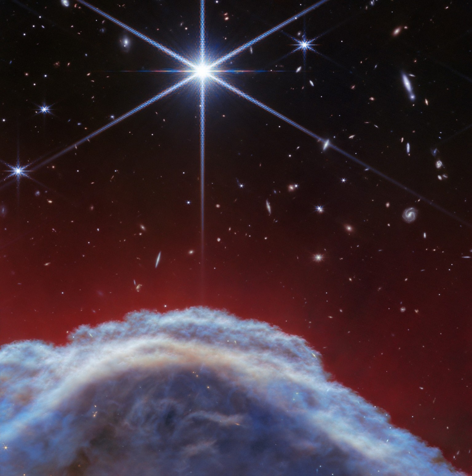 El telescopio espacial James Webb de la NASA, la ESA y la CSA ha capturado las imágenes infrarrojas más nítidas hasta el momento de uno de los objetos más distintivos de nuestro cielo, la Nebulosa Cabeza de Caballo.  Estas notas aparecen a un lado...