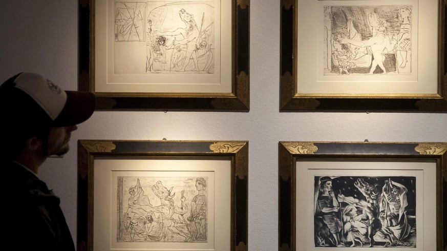epa04978493 A visitor look at some of the etchings that form part of the exhibition &#039;Vollard Suite&#039; at the Caja Vital Foundation in Vitoria, Spain, 15 October 2015. The Vollard Suite is a co ...