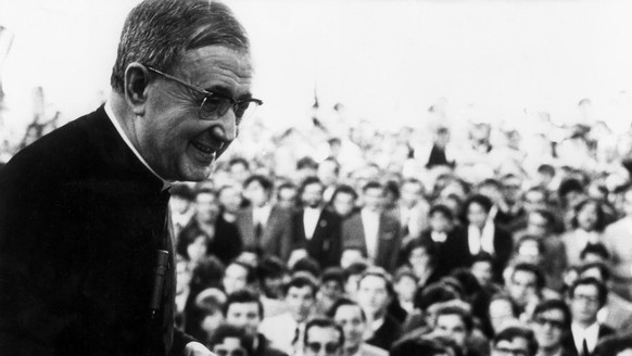 Der spanische Priester Josemaria Escriva de Balaguer an einer Rede vor Jugendlichen in Pozoalbero, Spanien, undatierte Aufnahme. (KEYSTONE/Str)